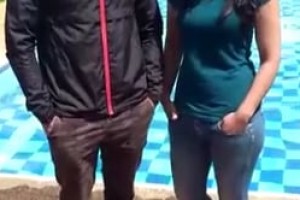 Mailo socializando y disfrutando de un día de piscina.